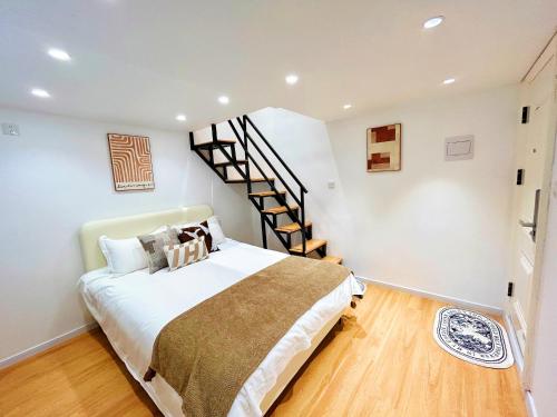 One-Bedroom Apartment image 4