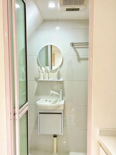 One-Bedroom Apartment image 2