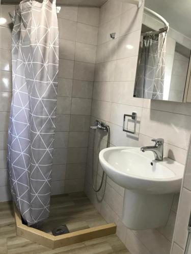 Apartman u sklopu kuce sa odvojenim ulazom! in บเยลิซี