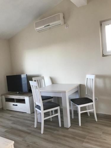 Apartman u sklopu kuce sa odvojenim ulazom! in บเยลิซี