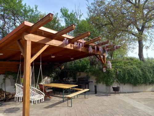 3 bedrooms, 7 beds