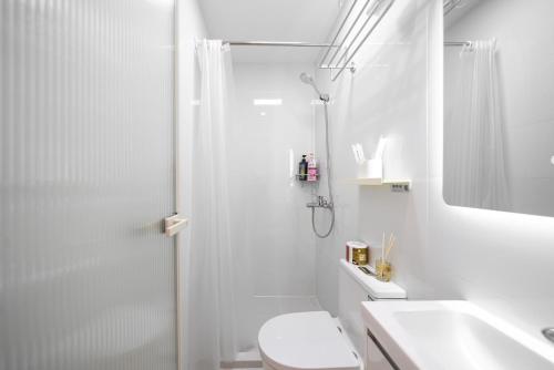 HeHuan - Airy Elegant Lane House with Living Room Projector - image 5