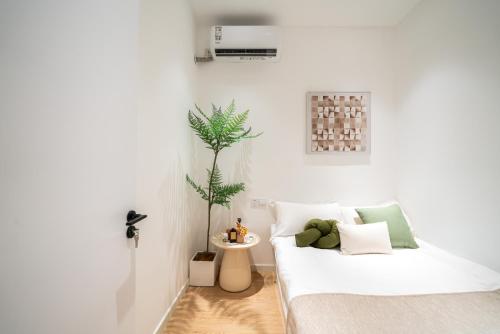 HeHuan - Airy Elegant Lane House with Living Room Projector - image 3