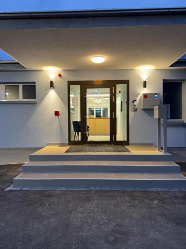 مدخل, Business Hotel Riverside in لوفين