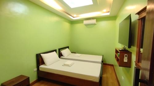 2 twin beds