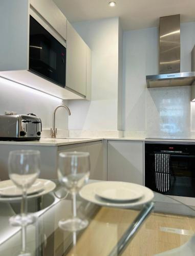Apartment Twenty Three Staines Upon Thames - Free Parking - Heathrow - Thorpe Park - Studio - Tap to explore photos