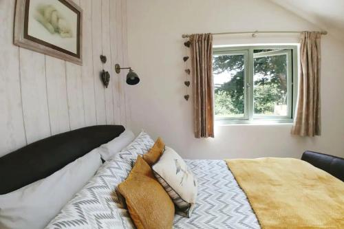 Bream Barn - sea view, woodburner, easy walk to the beach, parking, full kitchen, Falmouth (foto 3)