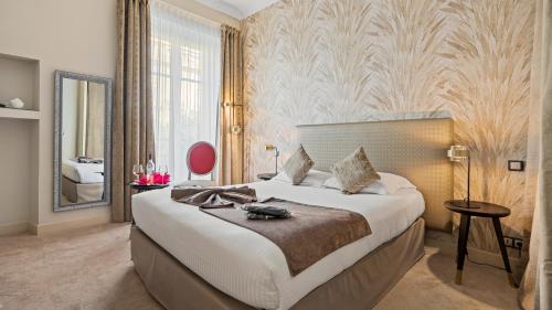 Superior Double Room with City View image 4