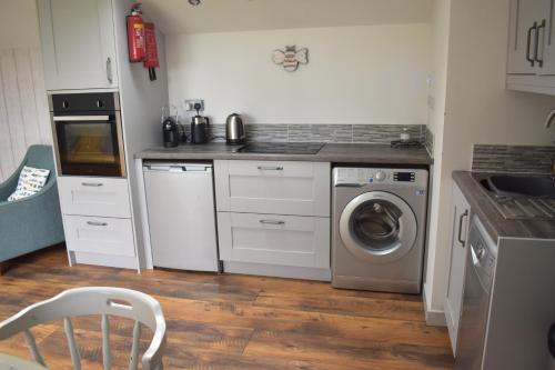 Bream Barn - sea view, woodburner, easy walk to the beach, parking, full kitchen, Falmouth (foto 10)