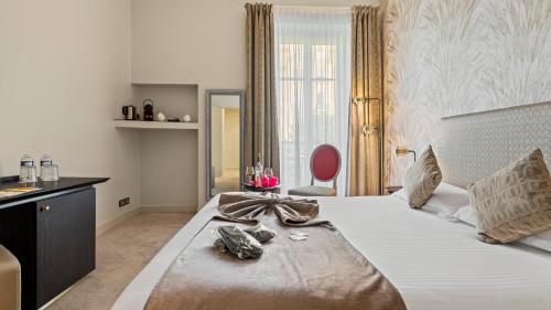 Superior Double Room with City View image 5