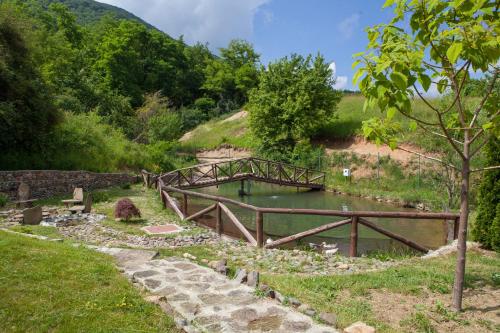 Самостоятелна къща за гости с изглед към планината Вила Марк in Kraevo