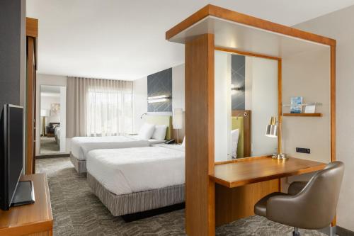 Deluxe Queen Suite