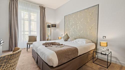 Superior Double Room with City View image 6