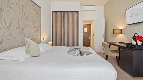 Superior Double Room with City View image 7