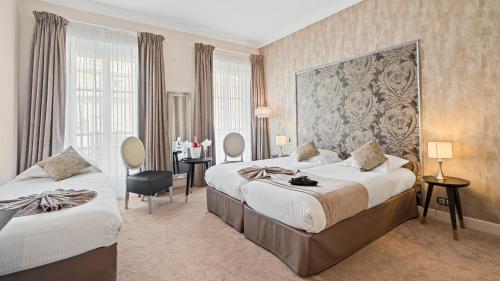 Triple Room with City View image 7