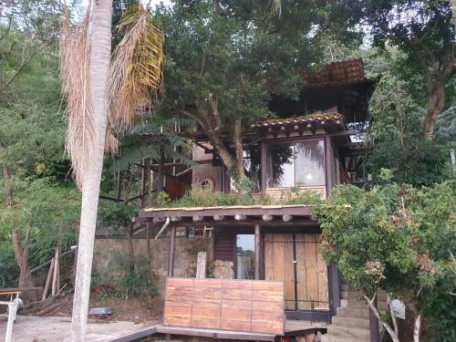 Casa da Arvore com visual para o mar e Ilha Campeche in Pedrita