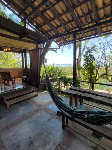 Casa da Arvore com visual para o mar e Ilha Campeche in Pedrita