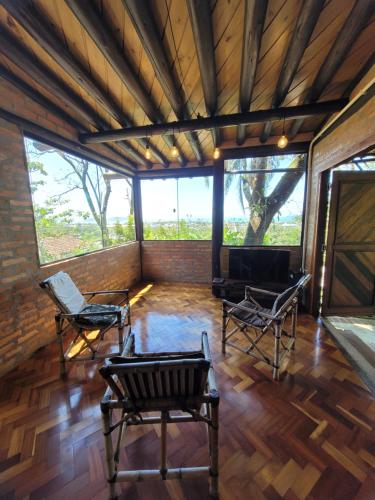 Casa da Arvore com visual para o mar e Ilha Campeche in Pedrita