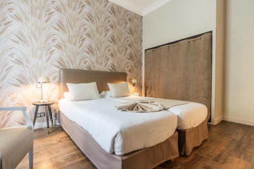Twin Room with City View image 7
