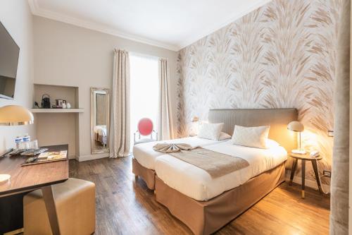 Twin Room with City View image 6