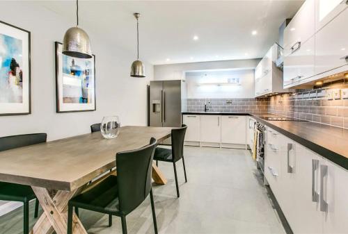 13A rostrevor mews sw6 8BZ, Londyn