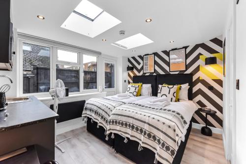 Playful & Stylish Studio in Hip London Area, Лондон