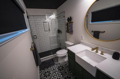 Gorgeous Modern Chalet In The Woods