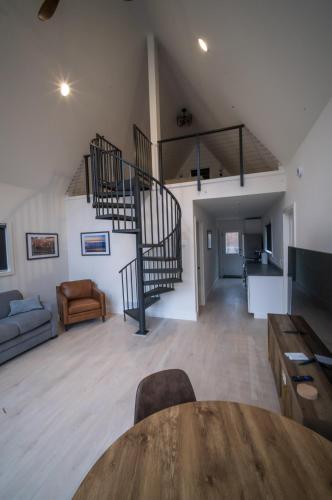 Gorgeous Modern Chalet In The Woods