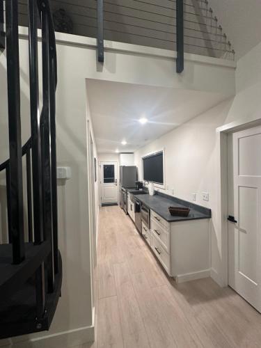 Gorgeous Modern Chalet In The Woods