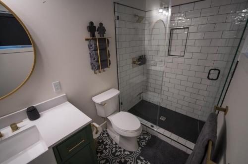 Gorgeous Modern Chalet In The Woods