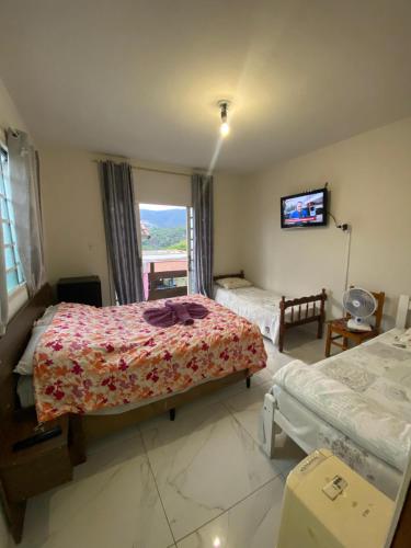 1 double bed, 2 twin beds