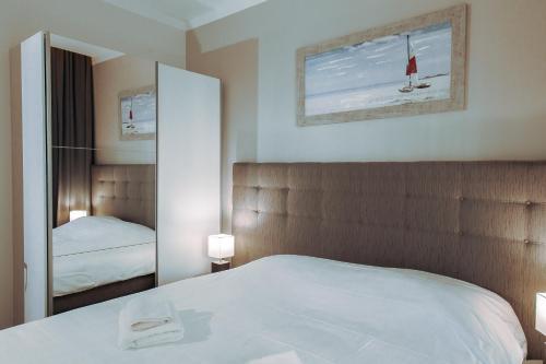 1 queen bed, 1 sofa bed