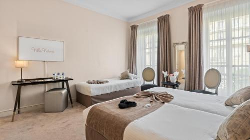 Triple Room with City View image 3