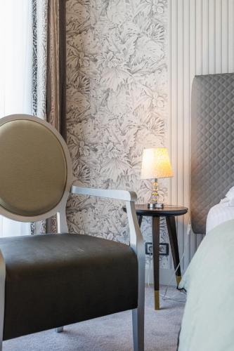 Twin Room with City View image 5