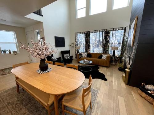 Midnight Manor-Modern-Spacious, Park City