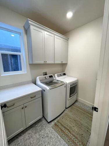 Midnight Manor-Modern-Spacious - image 11