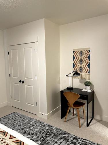 Midnight Manor-Modern-Spacious - image 9