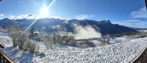Nid d'aigle, vue panoramique dégagée et jardin, de plein pied, face au Sud et aux montagnes (Nid d'aigle, vue panoramique degagee et jardin, de plein pied, face au Sud et aux montagnes) in Puy-Sanieres