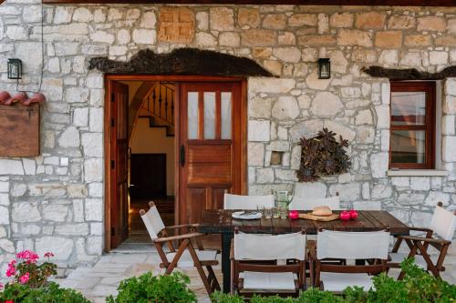 Iliada's Traditional Stone House in 卡萊佩伊亞