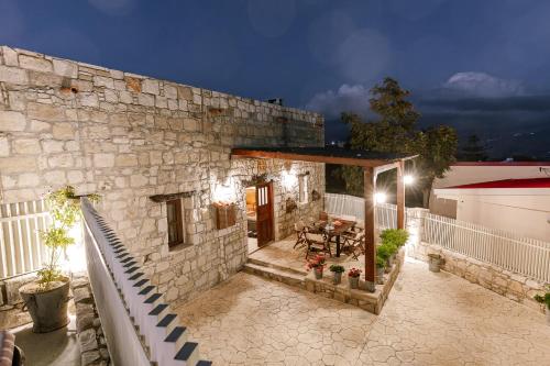 Iliada's Traditional Stone House in 卡萊佩伊亞