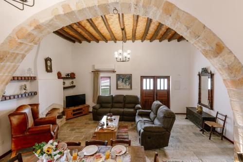 Iliada's Traditional Stone House in 卡萊佩伊亞