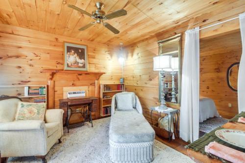 Lawndale Studio with Deck Near South Mtn State Park in Lawndale, USA