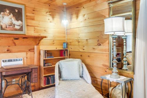 Lawndale Studio with Deck Near South Mtn State Park in Lawndale, USA