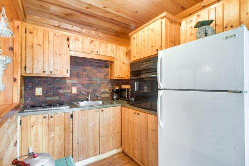 Lawndale Studio with Deck Near South Mtn State Park in Lawndale, USA