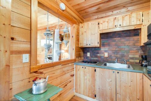 Lawndale Studio with Deck Near South Mtn State Park in Lawndale, USA