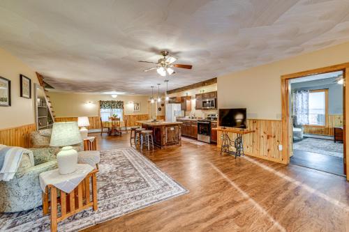 . Lisle Apt: 4 Mi to Dorchester Lake!