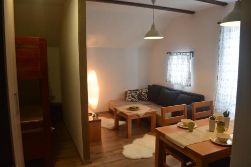 2 bedrooms, 5 beds