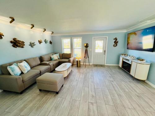 Stunning single family home with private pool on the quiet south end of Fort Myers Beach thumb 3