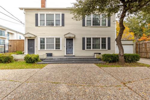 Charming 4br Duplex In Oak Lawn Private Backyard in Dallas, USA
