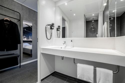 Bathroom, Four Points Flex by Sheraton Aarhus Skejby near AUH E301-196 Infektionssygdomme plan 3